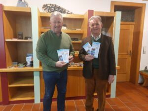 Franz Hollmayr (r.), Vorsitzender des Kulturausschusses, und Bürgermeister Walter Nirschl zeigen den Kulturflyer für die Monate April bis September.