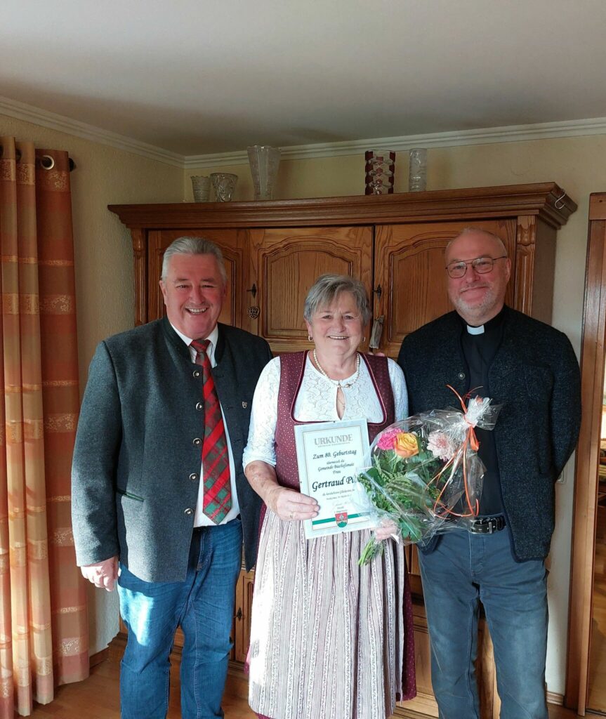 Pledl Gertraud und die Gratulanten, Bürgermeister Walter Nirschl und Pater Slawomir Olech.