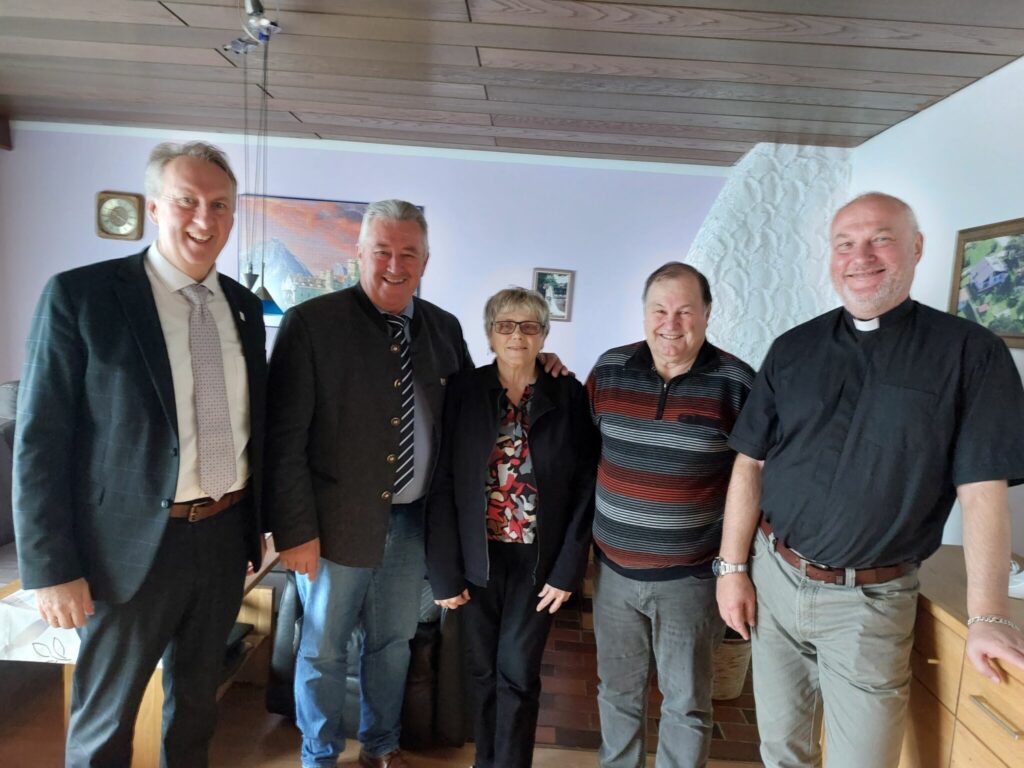 VdK-Vorsitzender Helmut Plenk (l.), Bürgermeister Walter Nirschl (2. v. l.) und Pater Sla-womir Olech (r.) gratulierten Anna und Walter Wagner zur goldenen Hochzeit. 