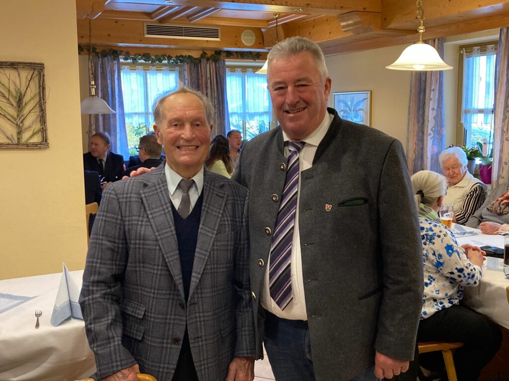 Bürgermeister Walter Nirschl (r.) gratulierte Josef Wenig zum 85. Geburtstag.