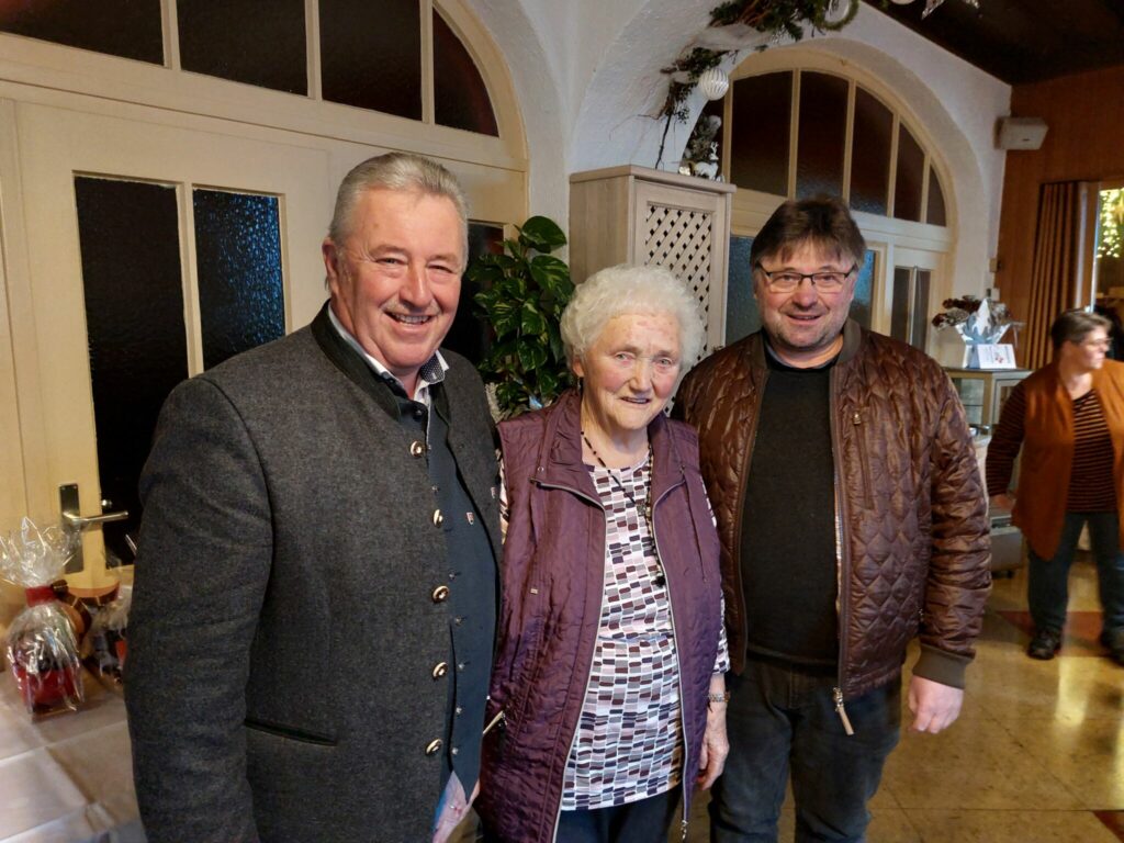 Bürgermeister Walter Nirschl (l.) und Pfarrer Bruno Pöppel (r.) gratulierten Franziska Neumeier zum 85. Geburtstag.