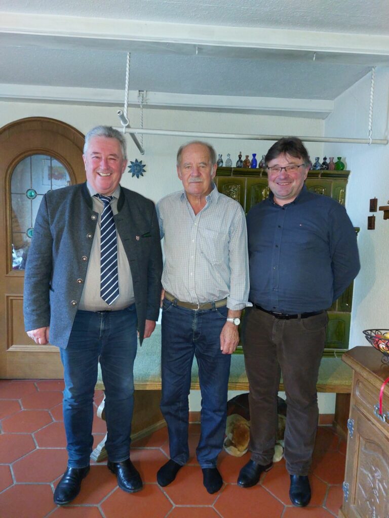 Die Glückwünsche der Gemeinde und der Pfarrei überbrachten Bürgermeiser Walter Nirschl (l.) und Pfarrer Bruno Pöppel (r.) an den Jubilar Franz Wartner.