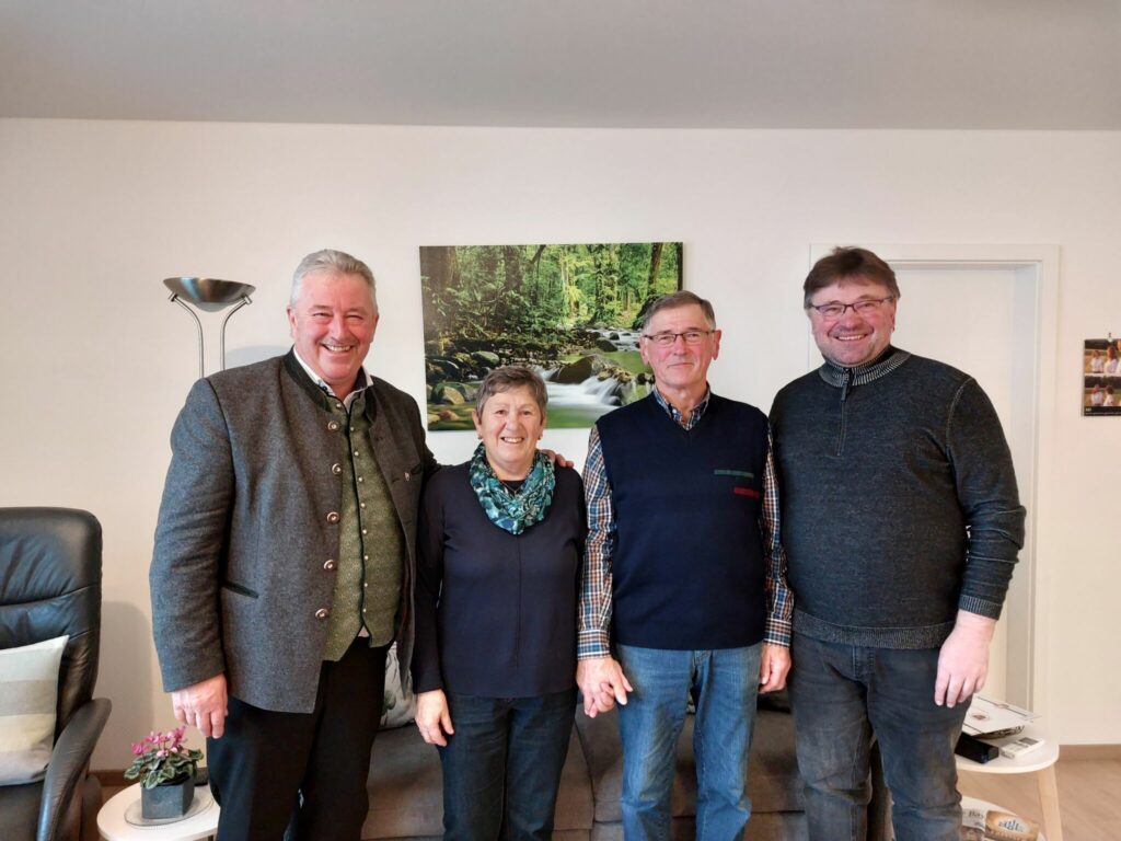 Bürgermeister Walter Nirschl (l.) und Pfarrer Bruno Pöppel (r.) gratulierten Katharina und Johann Raith zur Goldenen Hochzeit. 