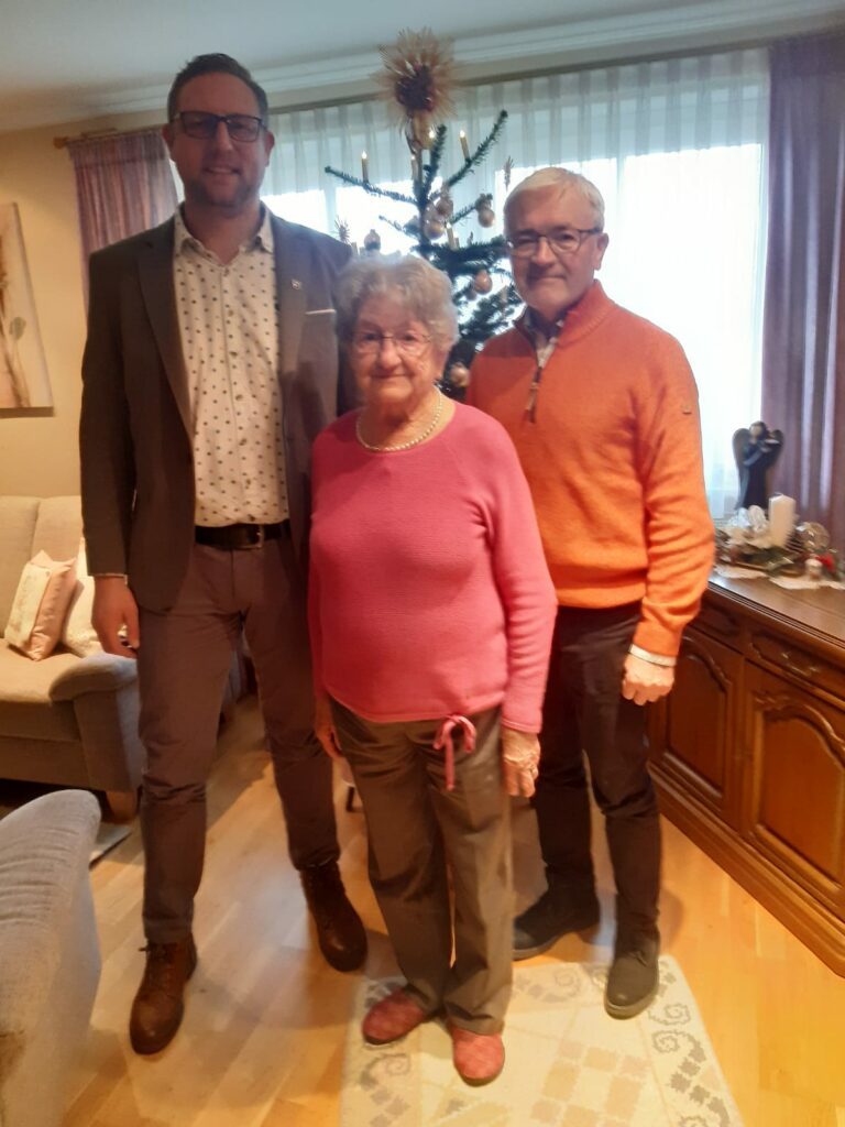 Dritter Bürgermeister Stefan Kern (l.) und Diakon Albert Achatz (r.) gratulierten Anna Pledl zum 85. Geburtstag. 