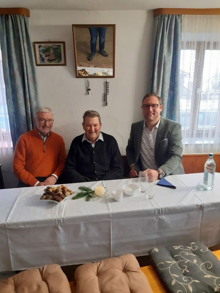 Dritter Bürgermeister Stefan Kern (r.) und Diakon Albert Achatz (l.) gratulierten Georg Bartl am Heiligen Abend zum 85. Geburtstag. 