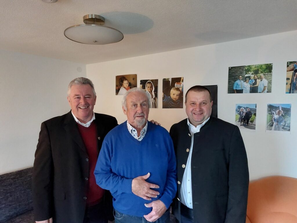 Auch mit 80 Jahren fährt Peter Geppert (Mitte) noch Einrad. Bürgermeister Walter Nirschl (l.) und Pater Paul Ostrowski gratulierten zum runden Geburtstag. 