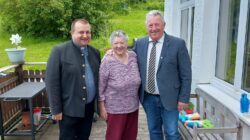 v. r. Bürgermeister Walter Nirschl, Jubilarin, Pfarrer Paul Ostrowski