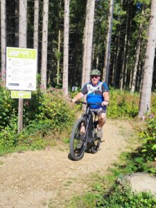 Bürgermeister Walter Nirschl auf dem Haselmaus Trail mit dem Mountainbike